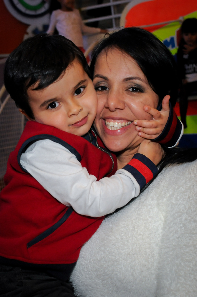 foto mãe e filho no buffet fábrica da alegria morumbi, sao paulo,sp, aniversário de brunna hadassa 6 anos, tema da festa a bela e a fera