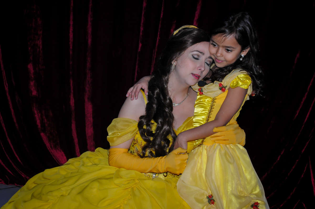 carinho com a bela no buffet fábrica da alegria morumbi, sao paulo,sp, aniversário de brunna hadassa 6 anos, tema da festa a bela e a fera