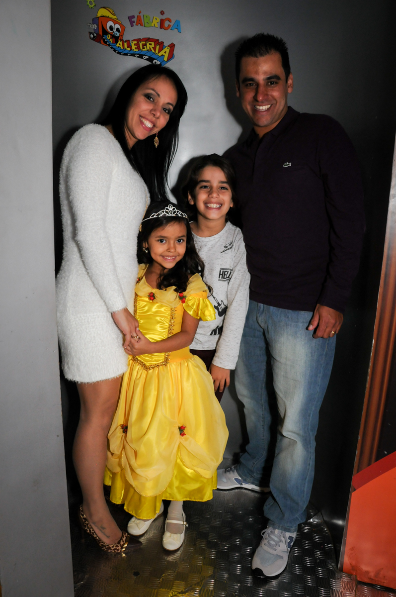 saindo da máquina do parabéns no buffet fábrica da alegria morumbi, sao paulo,sp, aniversário de brunna hadassa 6 anos, tema da festa a bela e a fera