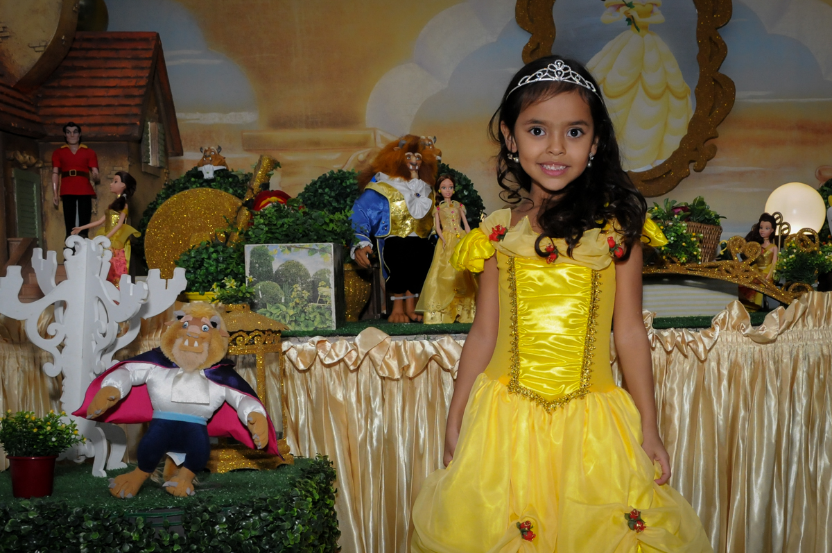 vestida de bela para a foto no buffet fábrica da alegria morumbi, sao paulo,sp, aniversário de brunna hadassa 6 anos, tema da festa a bela e a fera