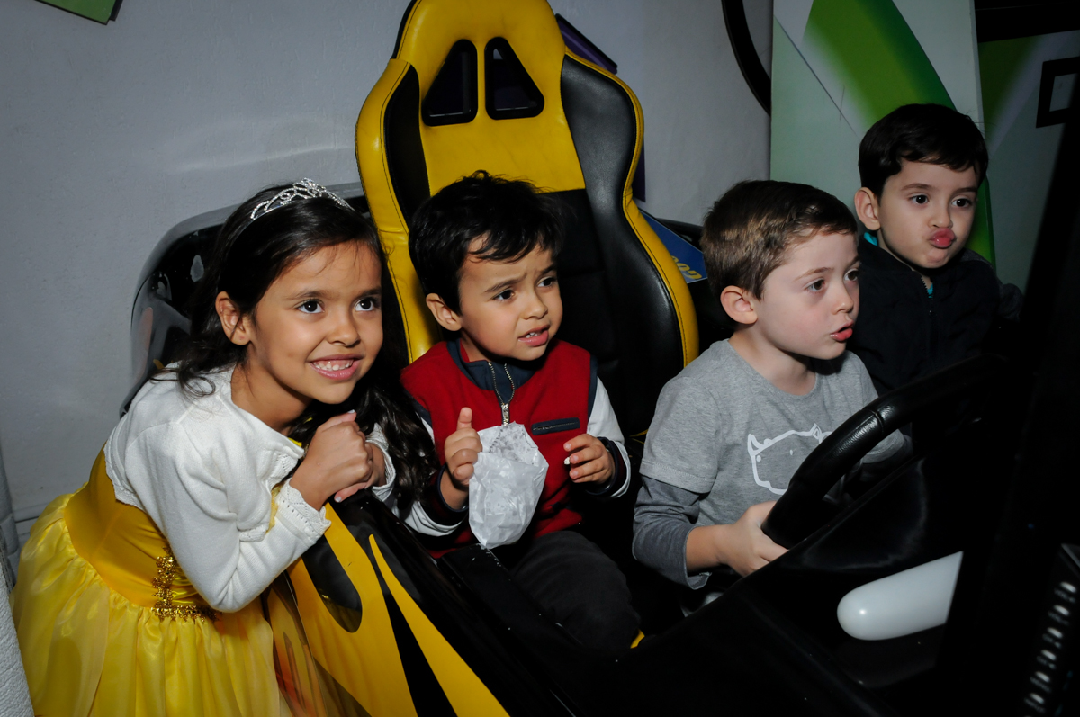 as crianças brincam no carro de corrida no buffet fábrica da alegria morumbi, sao paulo,sp, aniversário de brunna hadassa 6 anos, tema da festa a bela e a fera