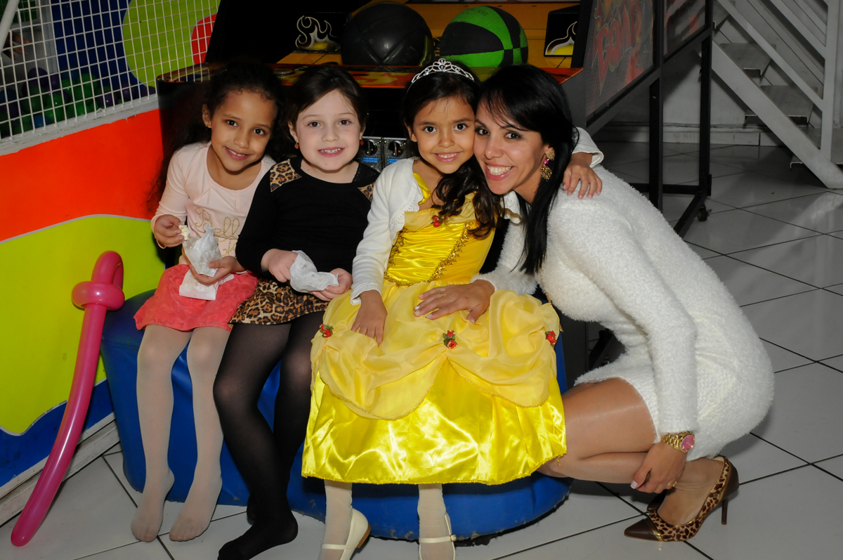 final da festa no buffet fábrica da alegria morumbi, sao paulo,sp, aniversário de brunna hadassa 6 anos, tema da festa a bela e a fera