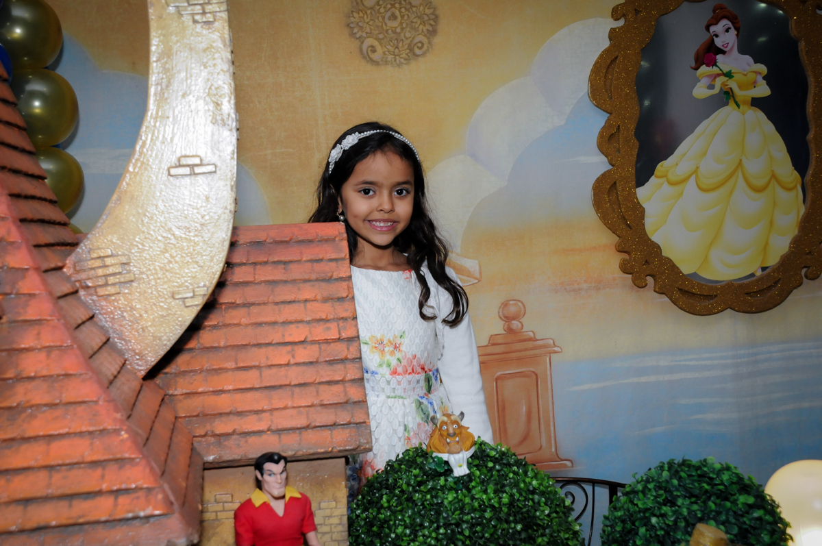 aniversariante faz pose para foto no buffet fábrica da alegria morumbi, sao paulo,sp, aniversário de brunna hadassa 6 anos, tema da festa a bela e a fera