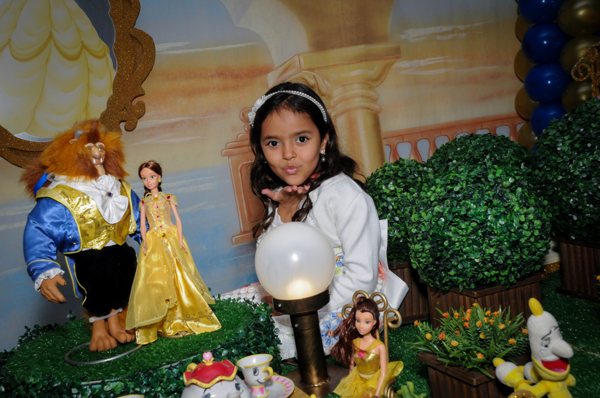 fotografia da aniversariante na mesa tematica no buffet fábrica da alegria morumbi, sao paulo,sp, aniversário de brunna hadassa 6 anos, tema da festa a bela e a fera