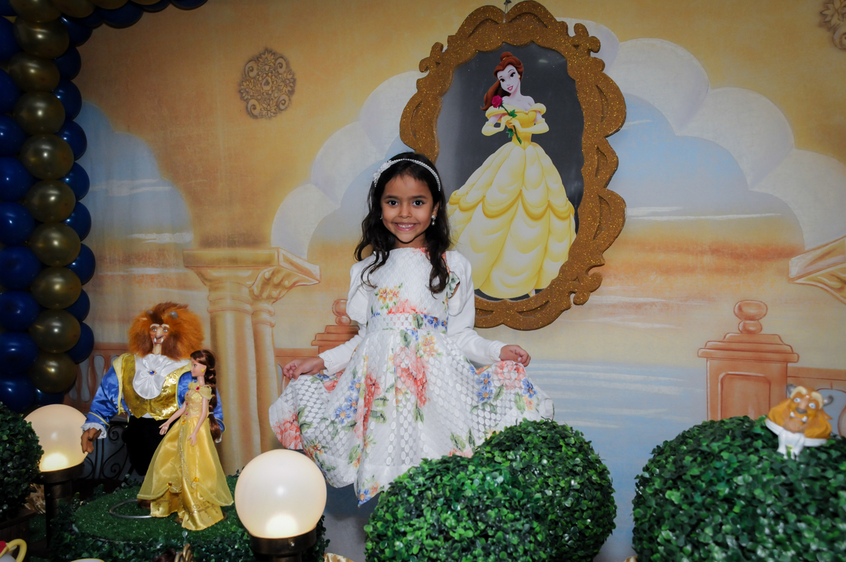 pose de princesa para fotografia no buffet fábrica da alegria morumbi, sao paulo,sp, aniversário de brunna hadassa 6 anos, tema da festa a bela e a fera