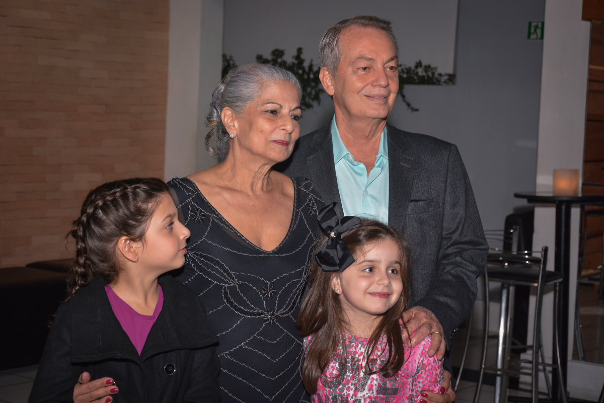 casal muito feliz com o show dos trovadores urbano no Buffet Estação Club, Moema, São Paulo, SP