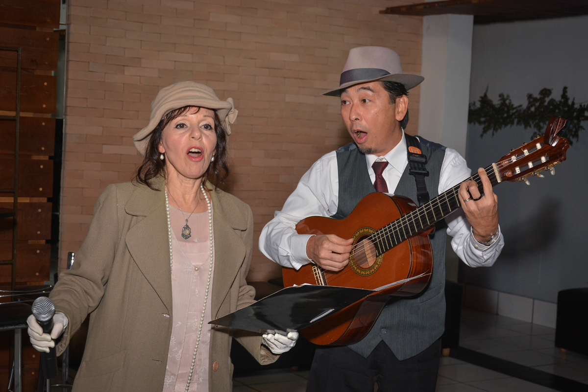 Os trovadores urbanos cantam músicas que agrada a todos no Buffet Estação Club, Moema, São Paulo, SP