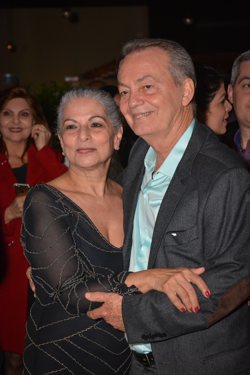 o casal estão muito felizes com o show no Buffet Estação Club, Moema, São Paulo, SP