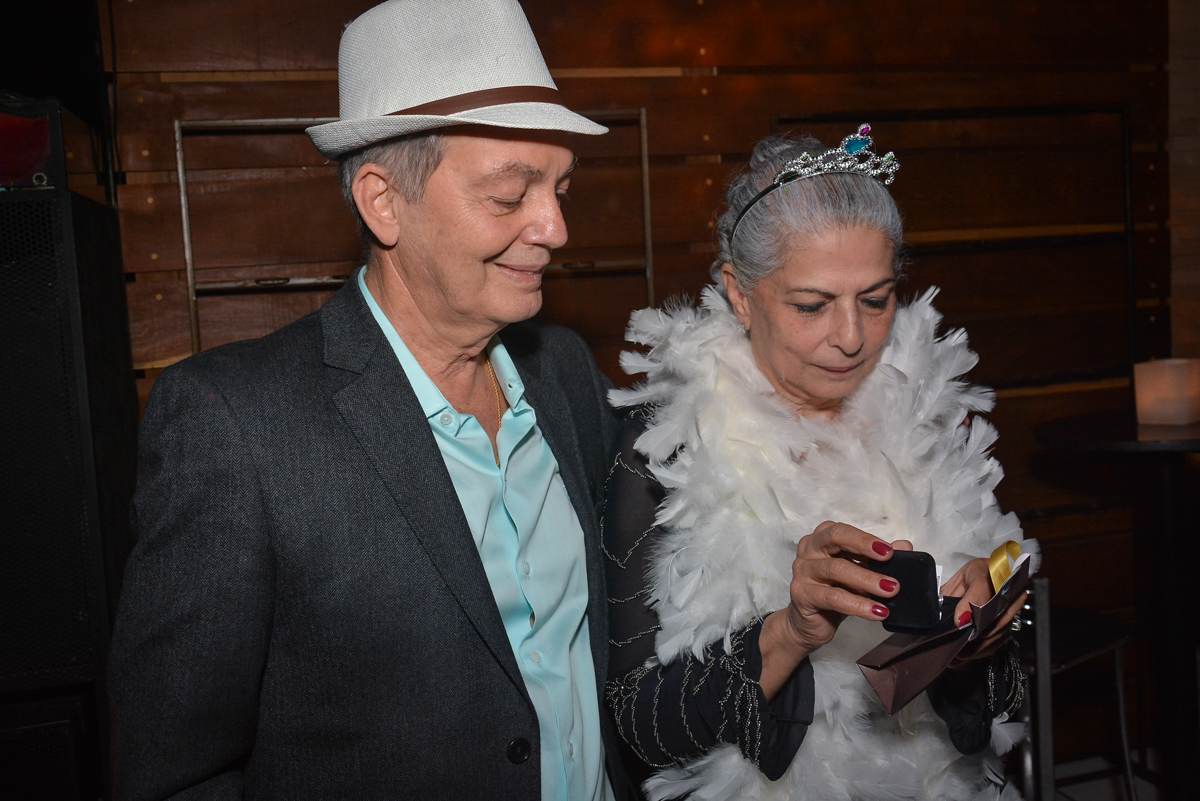 aniversariante ganha presente do maridão no Buffet Estação Club, Moema, São Paulo, SP