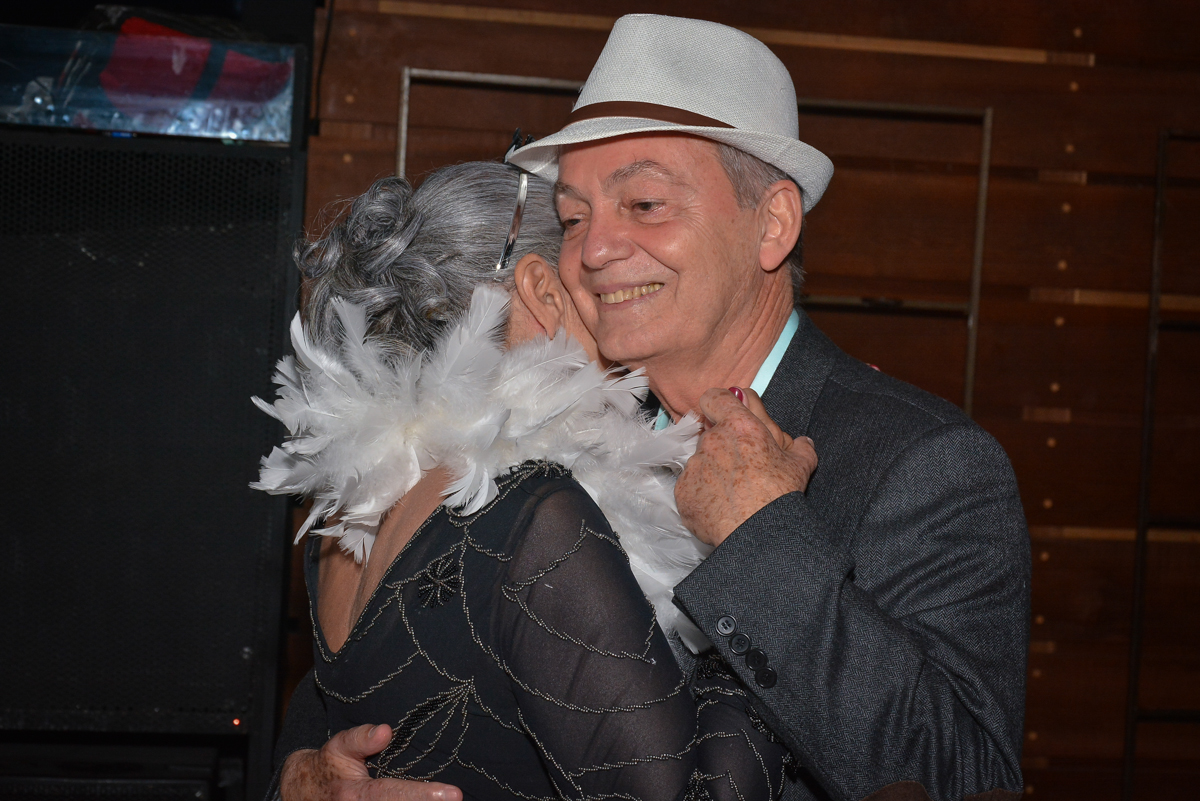 casal dançam feliz no Buffet Estação Club, Moema, São Paulo, SP