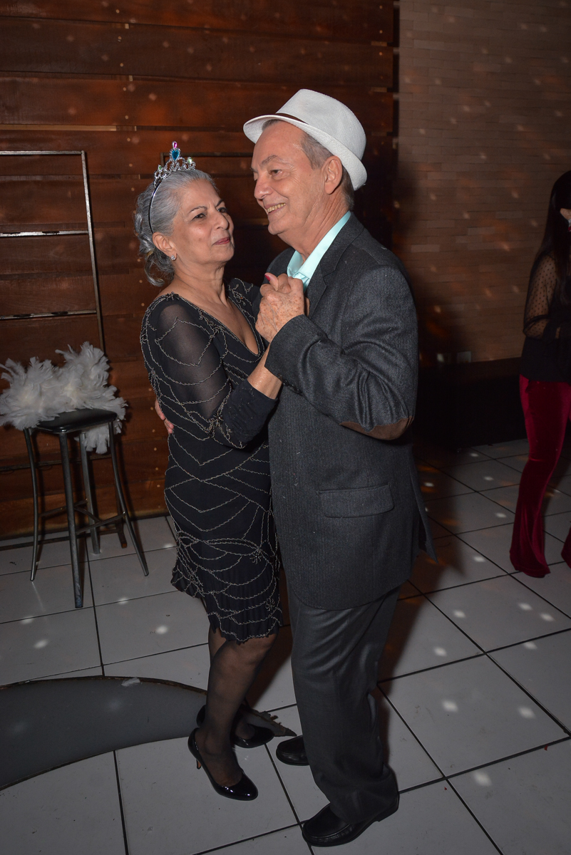 casal dançam pelo salão no Buffet Estação Club, Moema, São Paulo, SP