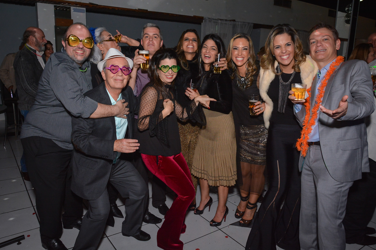 toda família reune para fazer a foto no Buffet Estação Club, Moema, São Paulo, SP
