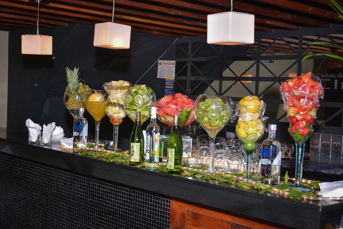 mesa de frutas e drinks no Buffet Estação Club, Moema, São Paulo, SP