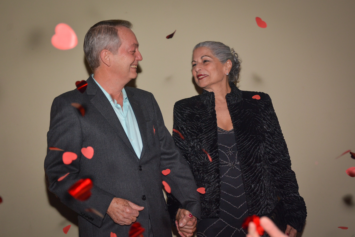 aniversariante é recepcionada pela família e amigos no Buffet Estação Club, Moema, São Paulo, SP