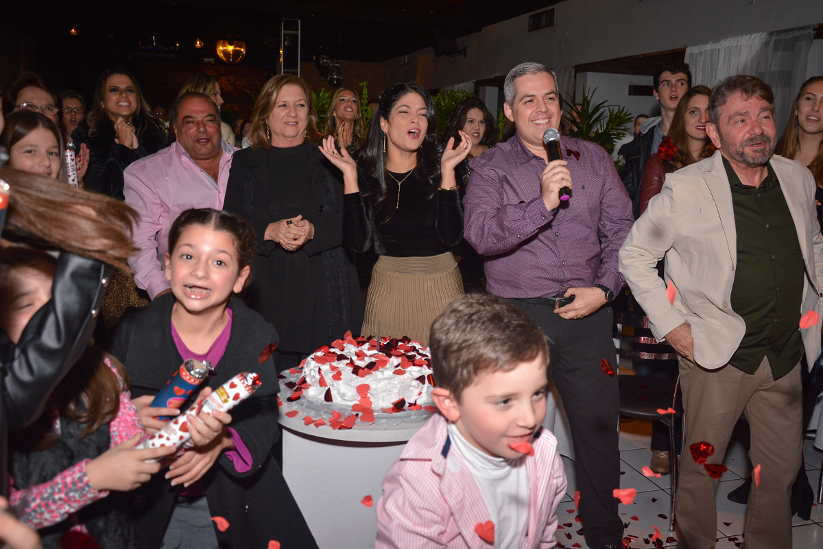 muita alegria com a chegada do casal no Buffet Estação Club, Moema, São Paulo, SP