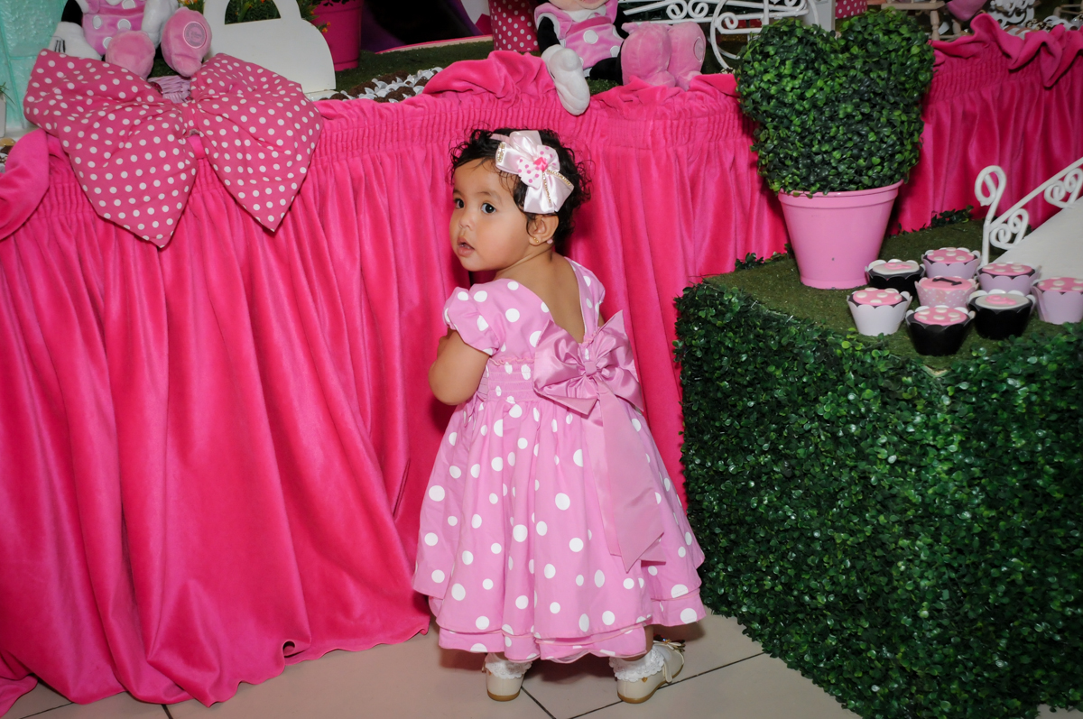 aniversariante feliz na festa no Buffet Comics, Morumbi, São Paulo, SP, aniversario de Giovanna 1 aninho, tema da festa, minie rosa