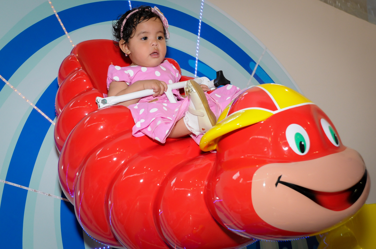 brincando no carrossel no Buffet Comics, Morumbi, São Paulo, SP, aniversario de Giovanna 1 aninho, tema da festa, minie rosa