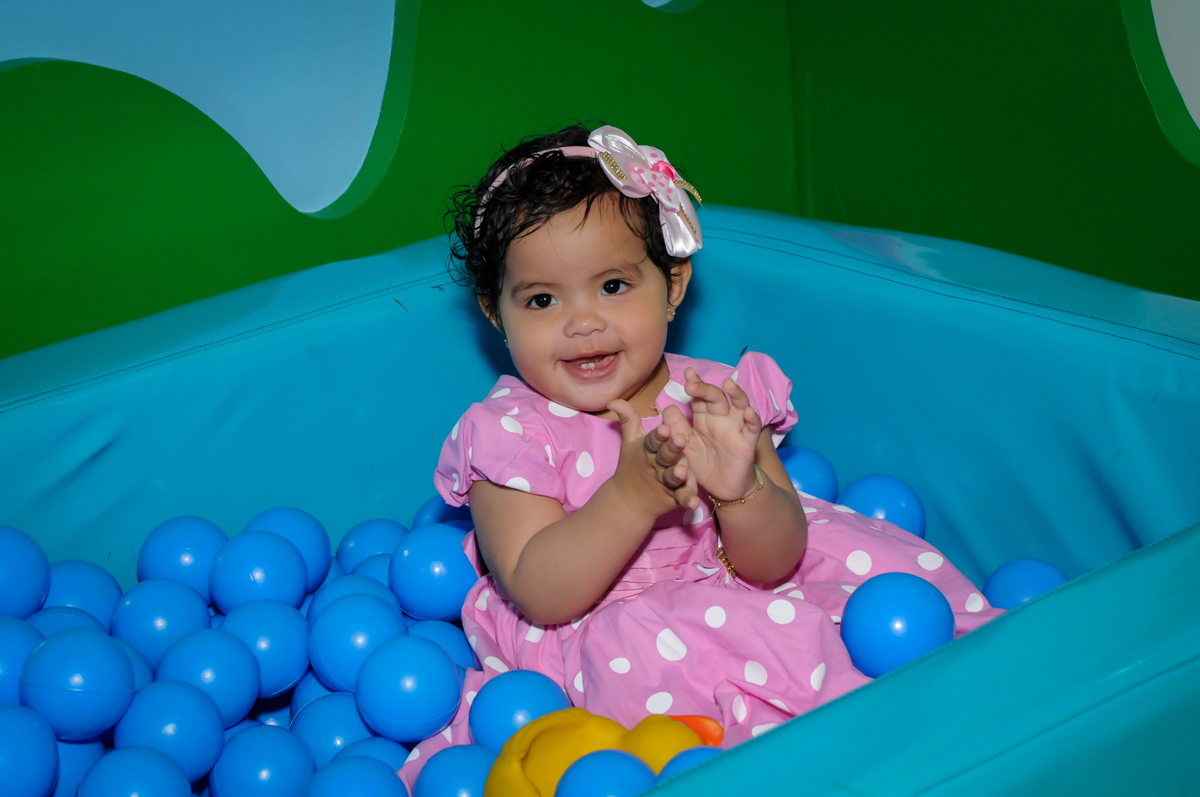 brincando com as bolinhas no Buffet Comics, Morumbi, São Paulo, SP, aniversario de Giovanna 1 aninho, tema da festa, minie rosa