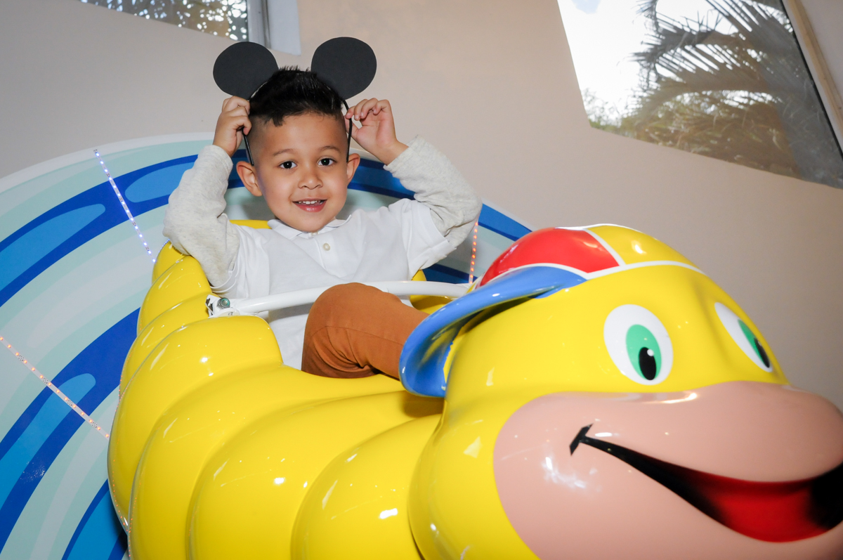 priminho brinca no carrossel no Buffet Comics, Morumbi, São Paulo, SP, aniversario de Giovanna 1 aninho, tema da festa, minie rosa