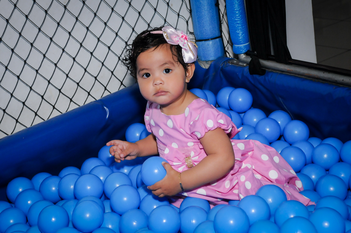 voltano a brincar na piscina de bolinha no Buffet Comics, Morumbi, São Paulo, SP, aniversario de Giovanna 1 aninho, tema da festa, minie rosa