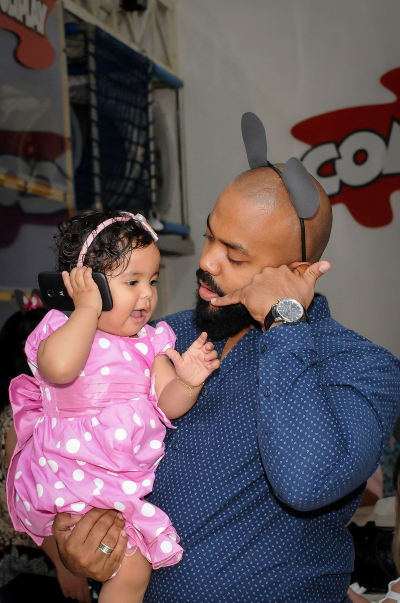 atendendo ao celular no Buffet Comics, Morumbi, São Paulo, SP, aniversario de Giovanna 1 aninho, tema da festa, minie rosa