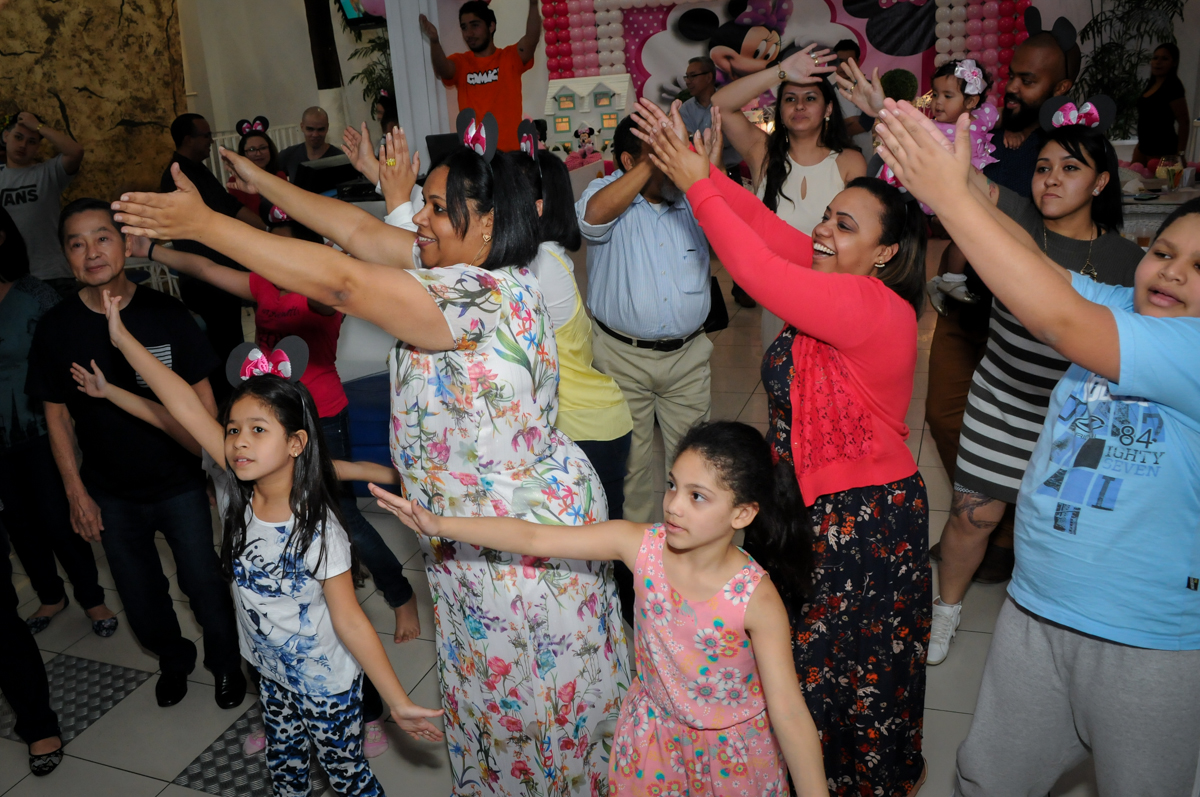 os adultos caem na balada no Buffet Comics, Morumbi, São Paulo, SP, aniversario de Giovanna 1 aninho, tema da festa, minie rosa