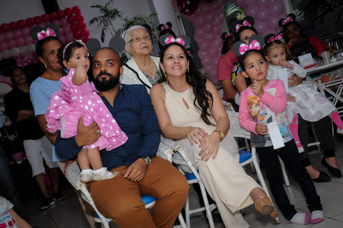 Assistindo a retrospectiva no Buffet Comics, Morumbi, São Paulo, SP, aniversario de Giovanna 1 aninho, tema da festa, minie rosa