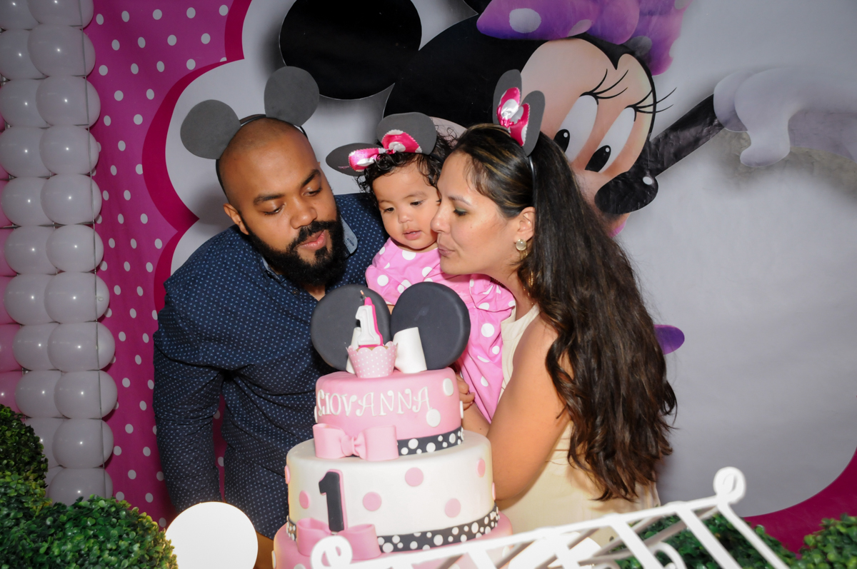 soprando a vela do bolo no Buffet Comics, Morumbi, São Paulo, SP, aniversario de Giovanna 1 aninho, tema da festa, minie rosa