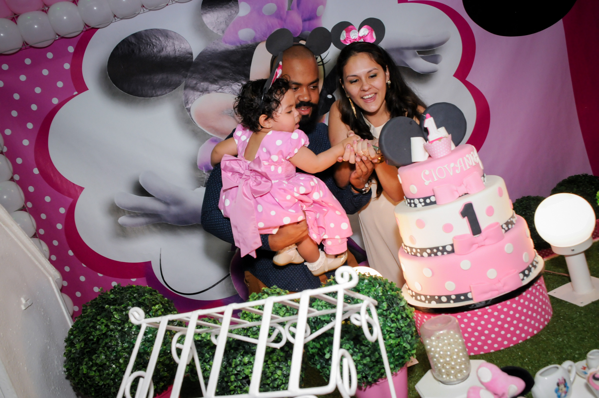 cortando o primeiro pedaço de bolo no Buffet Comics, Morumbi, São Paulo, SP, aniversario de Giovanna 1 aninho, tema da festa, minie rosa