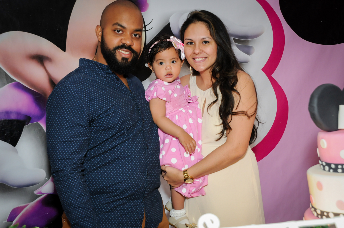 fotografia aniversariante com os pais no Buffet Comics, Morumbi, São Paulo, SP, aniversario de Giovanna 1 aninho, tema da festa, minie rosa