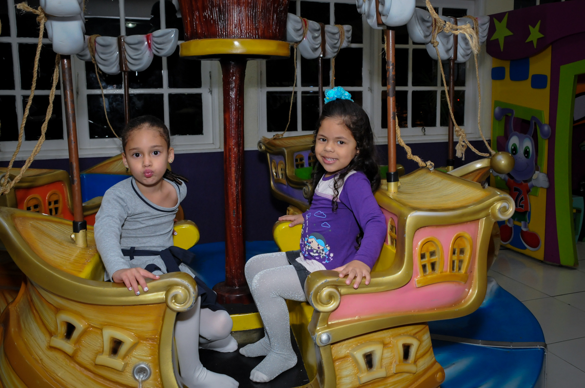 brincando no carrossel no Buffet Seven For Seven, Granja Viana, São Paulo, SP, aniversário de Davi 5 anos, tema da festa Power Ranjer