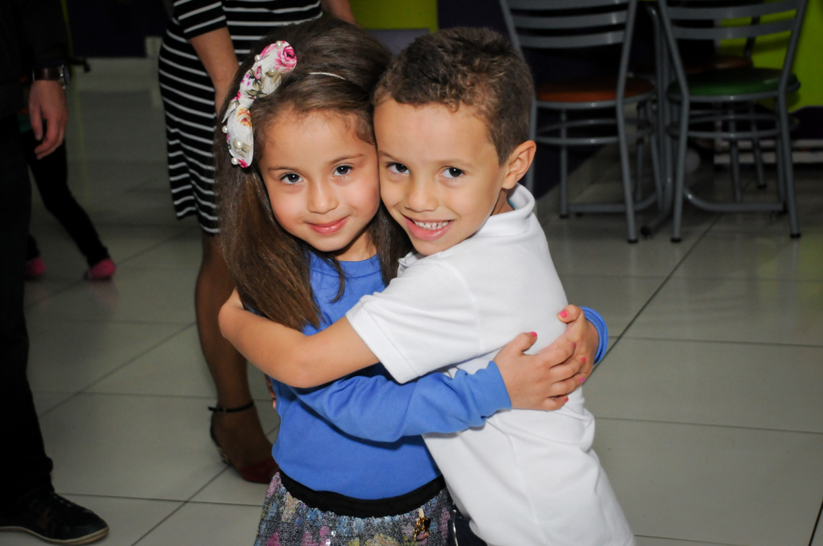 abraço da amiga no Buffet Seven For Seven, Granja Viana, São Paulo, SP, aniversário de Davi 5 anos, tema da festa Power Ranjer