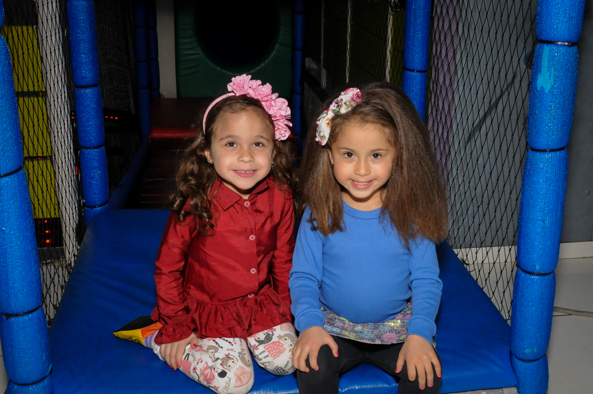 brincando no escorregador no Buffet Seven For Seven, Granja Viana, São Paulo, SP, aniversário de Davi 5 anos, tema da festa Power Ranjer