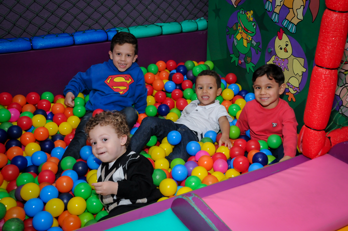 brincadeira divertida na piscina de bolinha no Buffet Seven For Seven, Granja Viana, São Paulo, SP, aniversário de Davi 5 anos, tema da festa Power Ranjer