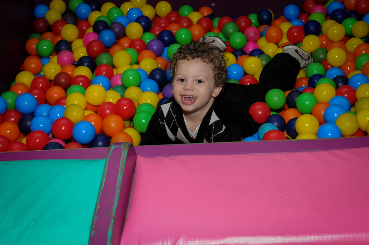 mais bagunça na piscina de bolinha no Buffet Seven For Seven, Granja Viana, São Paulo, SP, aniversário de Davi 5 anos, tema da festa Power Ranjer