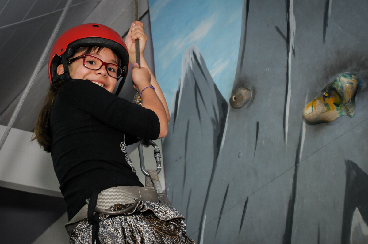 chegou até o fim da parede de escalada no Buffet Seven For Seven, Granja Viana, São Paulo, SP, aniversário de Davi 5 anos, tema da festa Power Ranjer