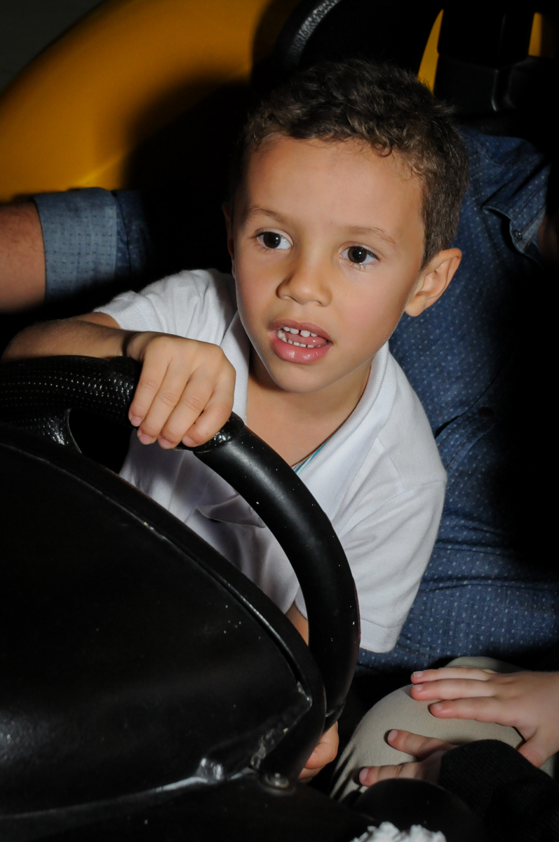 simulador de corrida divertido no Buffet Seven For Seven, Granja Viana, São Paulo, SP, aniversário de Davi 5 anos, tema da festa Power Ranjer