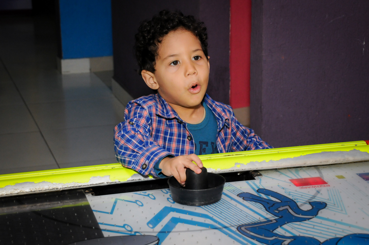 comemorando gol no Buffet Seven For Seven, Granja Viana, São Paulo, SP, aniversário de Davi 5 anos, tema da festa Power Ranjer