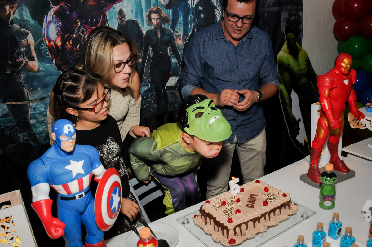 assoprando a vela do bolo no Buffet Seven For Seven, Granja Viana, São Paulo, SP, aniversário de Davi 5 anos, tema da festa Power Ranjer