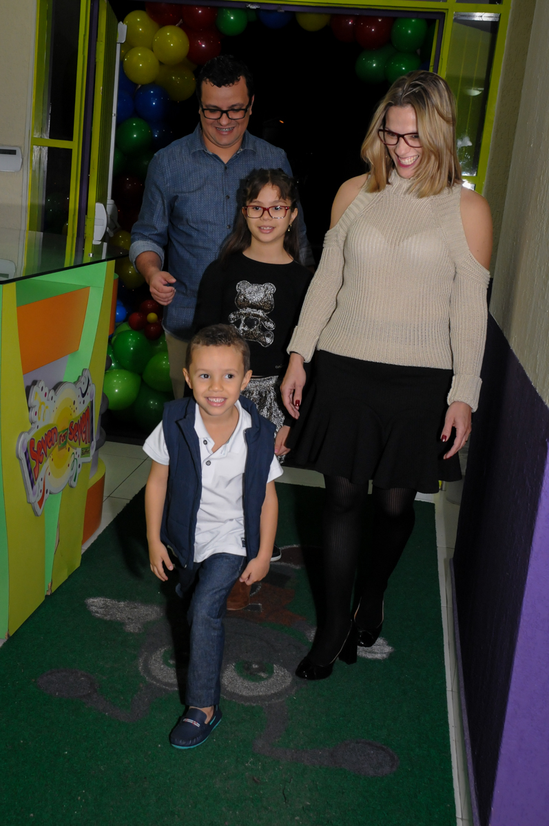entrada da família no Buffet Seven For Seven, Granja Viana, São Paulo, SP, aniversário de Davi 5 anos, tema da festa Power Ranjer