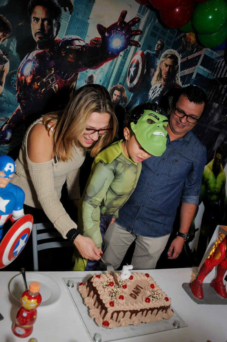 cortando o primeiro pedaço do bolo no Buffet Seven For Seven, Granja Viana, São Paulo, SP, aniversário de Davi 5 anos, tema da festa Power Ranjer