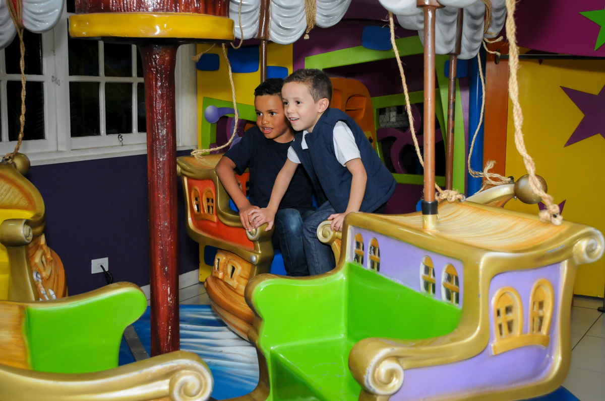 bagunça no carrossel no Buffet Seven For Seven, Granja Viana, São Paulo, SP, aniversário de Davi 5 anos, tema da festa Power Ranjer