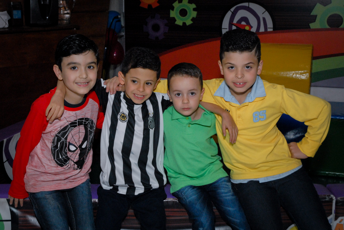 amigos reunidos no Buffet Fábrica da Alegria, Osasco, São Paulo, SP, aniversário de Matheus 7 anos, tema da festa Power Ranger