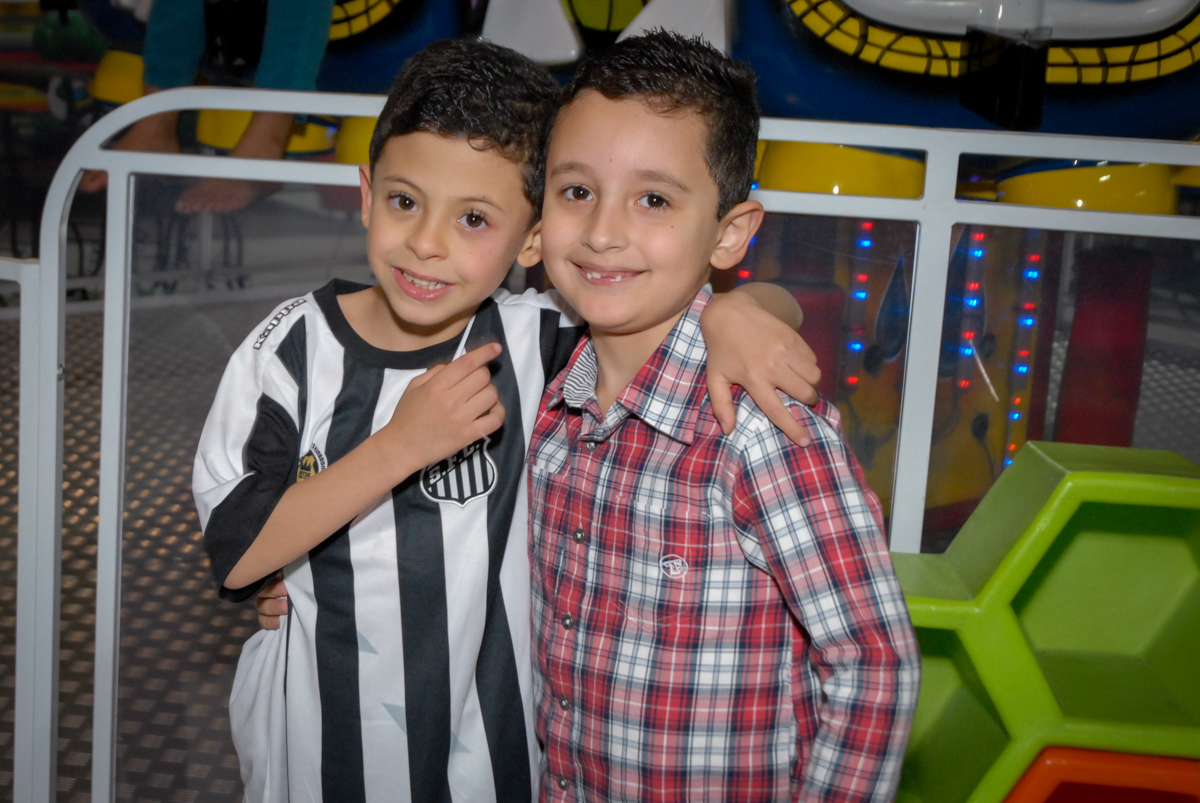 recebendo o amigo no Buffet Fábrica da Alegria, Osasco, São Paulo, SP, aniversário de Matheus 7 anos, tema da festa Power Ranger