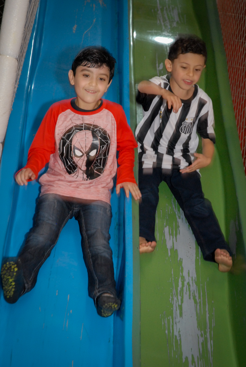 escorregador animado no Buffet Fábrica da Alegria, Osasco, São Paulo, SP, aniversário de Matheus 7 anos, tema da festa Power Ranger