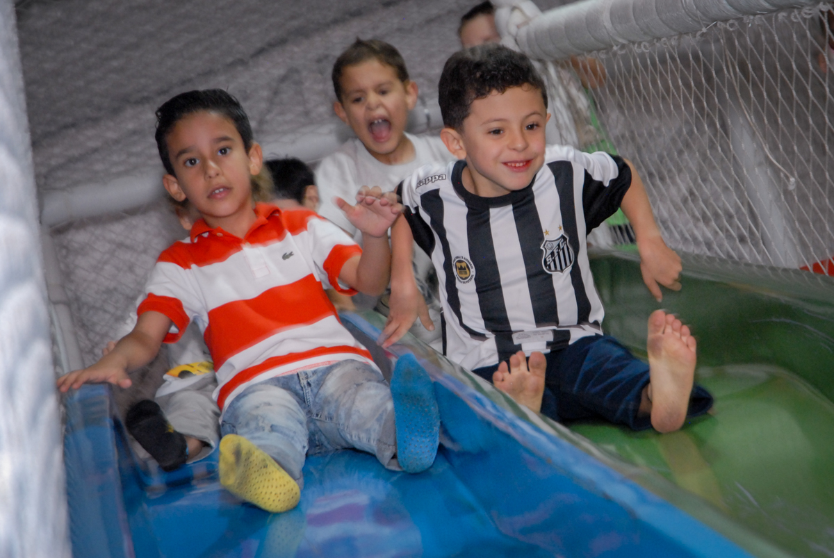 as crianças se divertem no escorregador no Buffet Fábrica da Alegria, Osasco, São Paulo, SP, aniversário de Matheus 7 anos, tema da festa Power Ranger