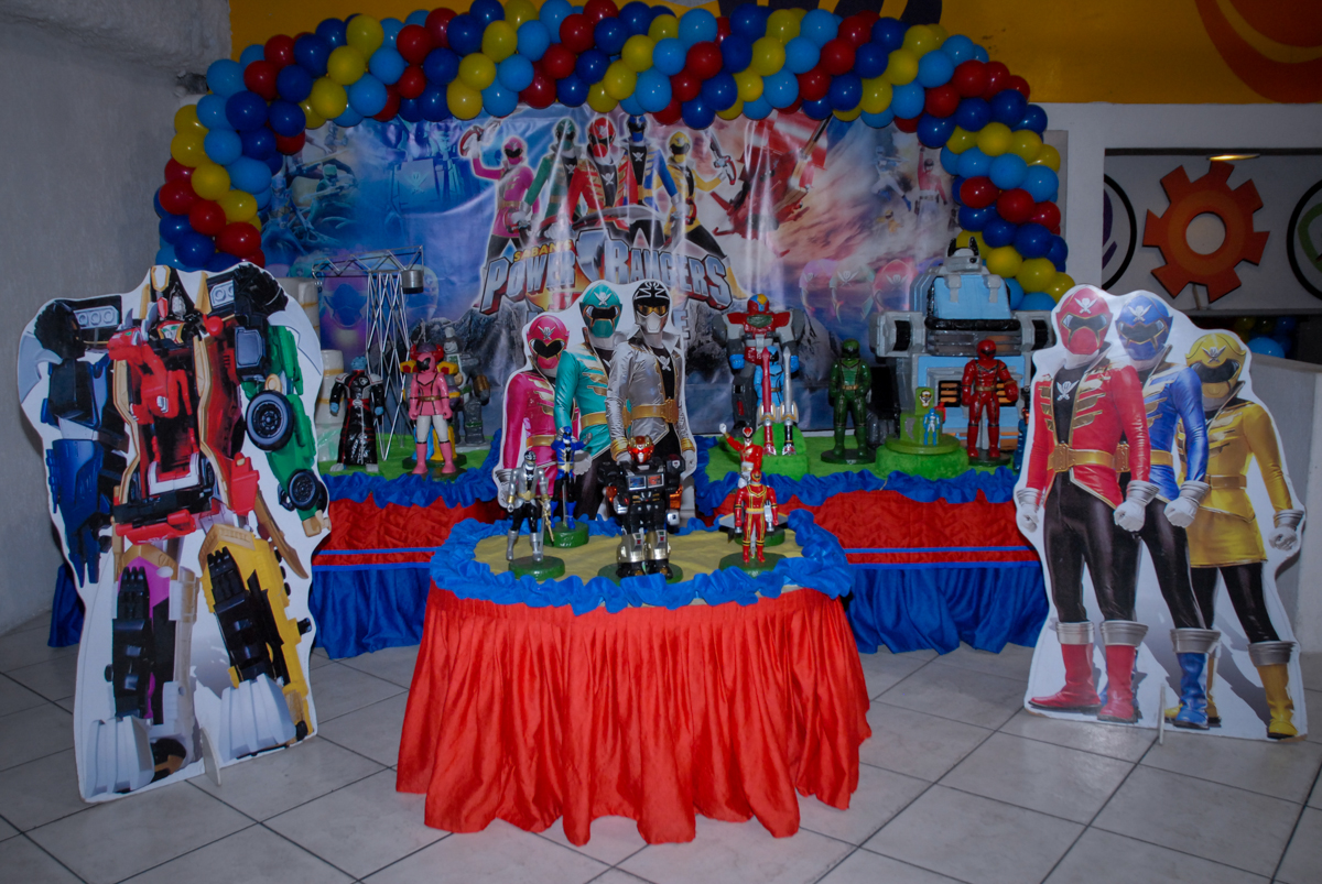 mesa decorada no Buffet Fábrica da Alegria, Osasco, São Paulo, SP, aniversário de Matheus 7 anos, tema da festa Power Ranger