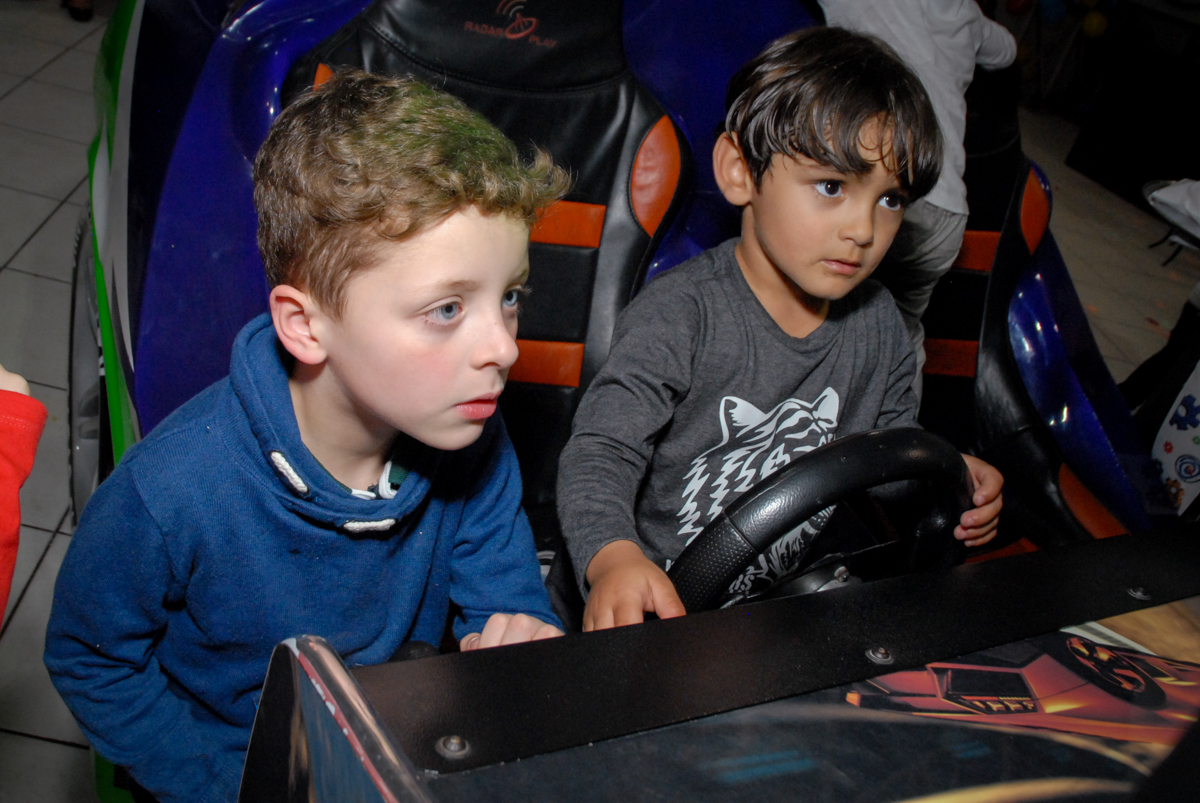 simulador de corridas  uma brincadeira divertida no Buffet Fábrica da Alegria, Osasco, São Paulo, SP, aniversário de Matheus 7 anos, tema da festa Power Ranger