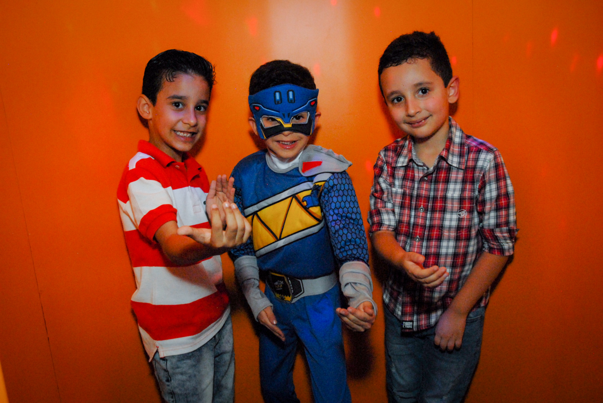 saindo da máquina do parabéns no Buffet Fábrica da Alegria, Osasco, São Paulo, SP, aniversário de Matheus 7 anos, tema da festa Power Ranger