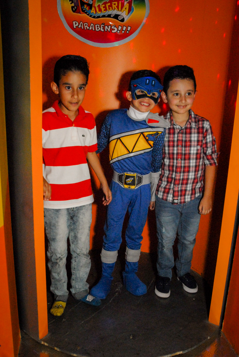 aniversariante com os amigos na máquina do parabéns no Buffet Fábrica da Alegria, Osasco, São Paulo, SP, aniversário de Matheus 7 anos, tema da festa Power Ranger